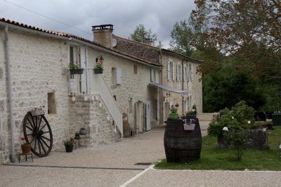 gite, le bouquet de soizic, grandjean, charente maritime, poitou charente, aquitaine, saintes, scoophoto, steve allan cerigo, soizic, chambre d'hote, charentaise, ferme medievale